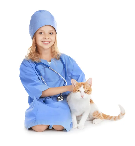 白い背景の上の猫と医者として服を着たかわいい女の子 ストック写真