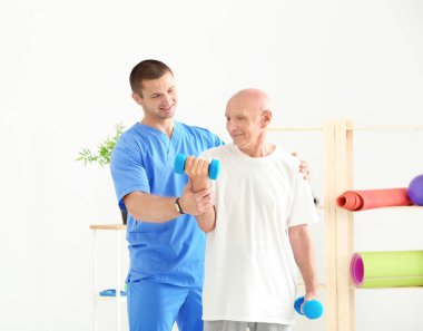 Klinikte hastayla çalışan fizyoterapist