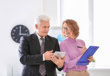 Yaşlı adam ve genç kadın ofiste