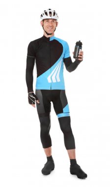 Genç bisikletçi içecek ile