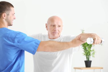 Klinikte hastayla çalışan fizyoterapist