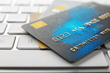 bilgisayar klavye üzerinde kredi kartı