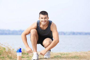 Protein shake ile yakışıklı genç