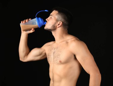 Protein shake ile yakışıklı genç