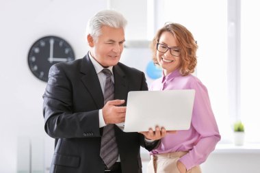 Yaşlı adam ve genç kadın ofiste