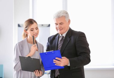 Yaşlı adam ve genç kadın ofiste