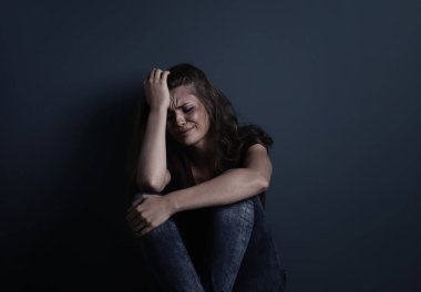 Hırpalanmış üzgün kadın