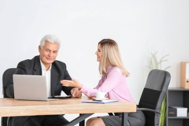 kadın danışmanlık yaşlı adam 