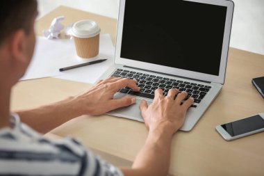 dizüstü bilgisayar kullanan adam