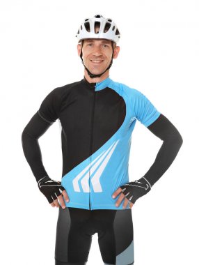 bisikletçi ellerle kalça üzerinde