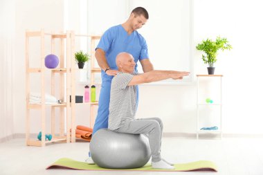 Klinikte hastayla çalışan fizyoterapist