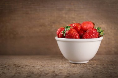 Kase taze olgun çilek 