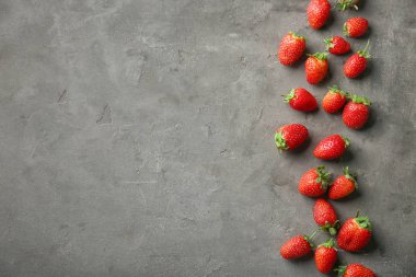 Taze olgun çilekler. 