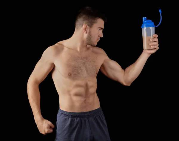 Schöner junger Mann mit Proteinshake — Stockfoto