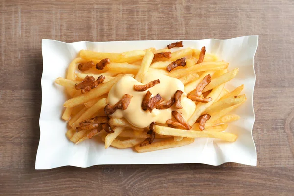 Placa con papas fritas, tocino y queso — Foto de Stock