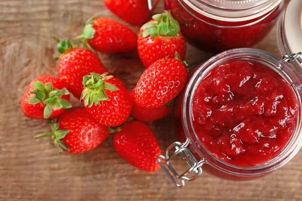 Pot met zelfgemaakte jam en verse aardbeien — Stockfoto