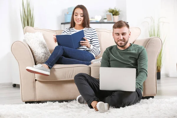 Jeune couple à la maison ensemble — Photo