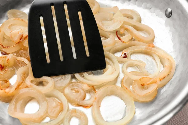 Pan dengan spatula dan bawang goreng — Stok Foto