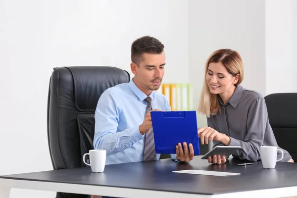 Giovane uomo consulenza donna — Foto Stock