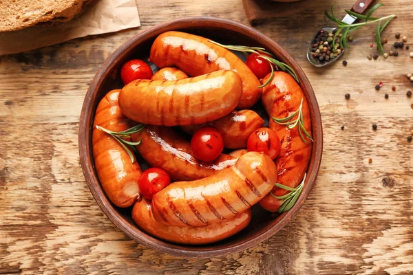 Grillwürste mit Tomaten — Stockfoto