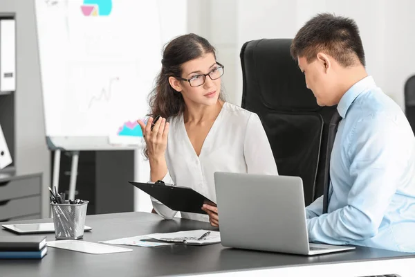 Giovani dirigenti che lavorano in ufficio — Foto Stock