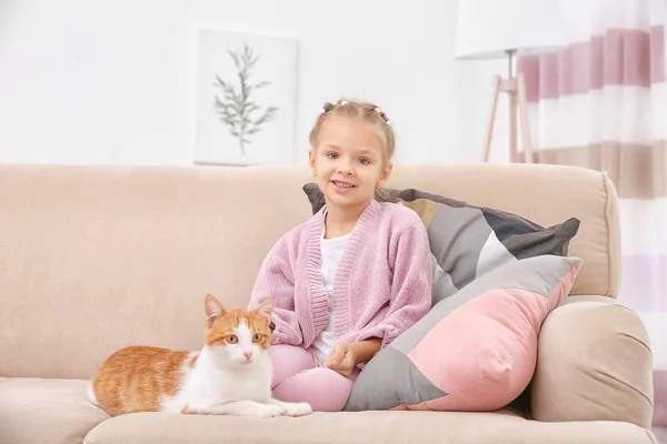 Little girl with cat — Stock Photo, Image