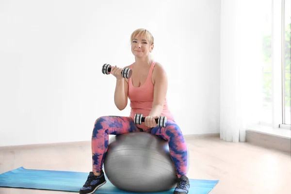 Beautiful mature woman training at home — Stock Photo, Image