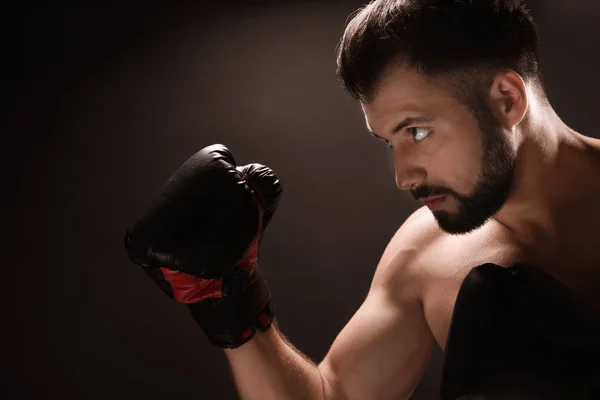 Boxeador masculino sobre fondo oscuro — Foto de Stock