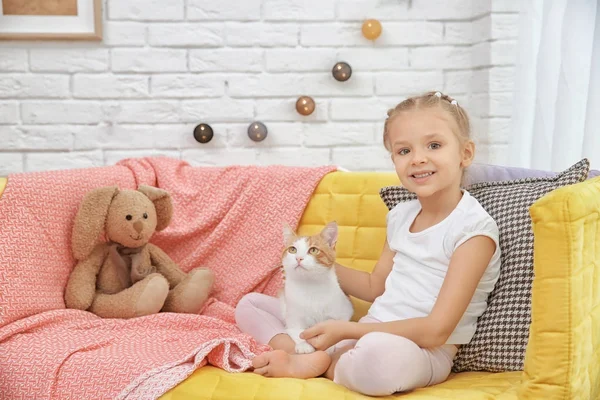 Petite fille avec chat — Photo