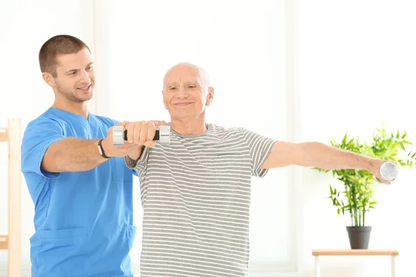 Sjukgymnast arbetar med patienten på kliniken — Stockfoto