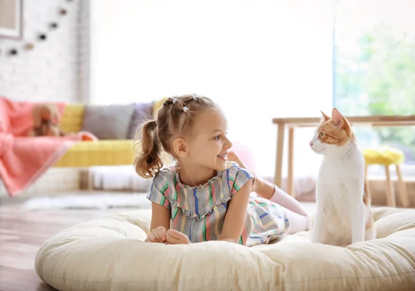 Kleines Mädchen mit Katze — Stockfoto