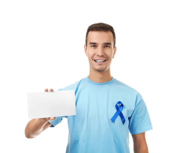 Jeune homme portant un t-shirt avec ruban bleu — Photo