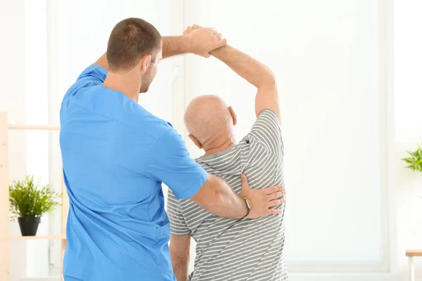 Fizioterapeut care lucrează cu pacientul în clinică — Fotografie, imagine de stoc