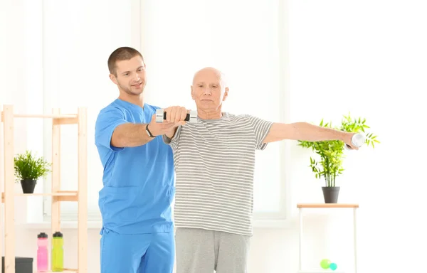 진료소에서 환자와 함께 일하는 물리 치료사 — 스톡 사진