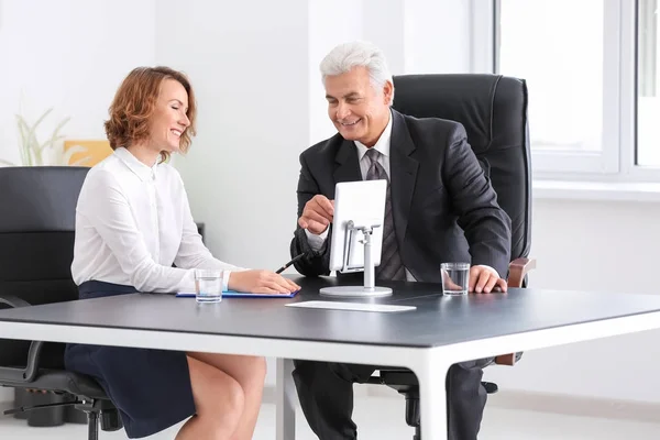 Uomo anziano consulenza giovane donna in carica — Foto Stock