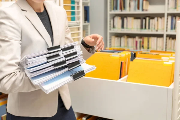 Mulher à procura de documentos — Fotografia de Stock