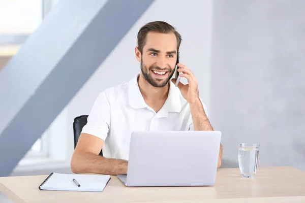 Uomo attraente con computer portatile — Foto Stock