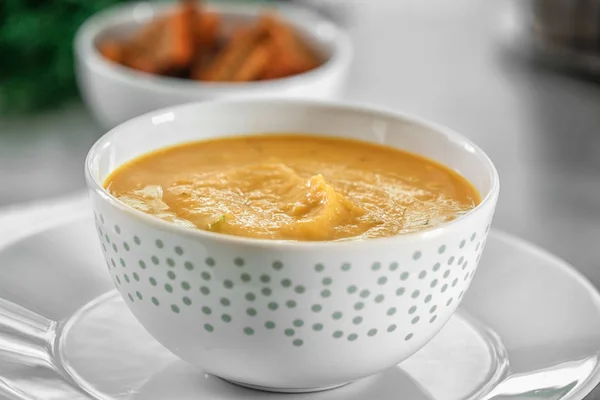 Mangkuk lentil buatan sendiri kreme sup di piring, closeup — Stok Foto