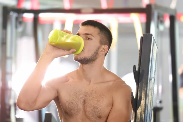 Jovem bonito com batido de proteína — Fotografia de Stock