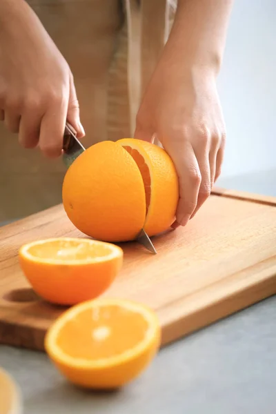 Жінка різання помаранчевий — стокове фото