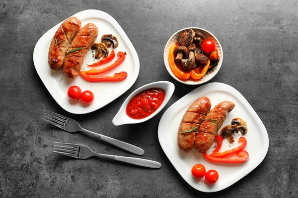 Composición con salchichas a la parrilla, verduras y salsa —  Fotos de Stock