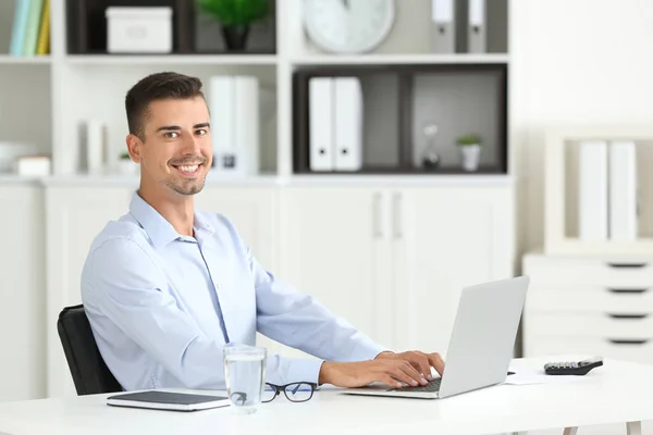 Vonzó férfi, laptop, iroda — Stock Fotó