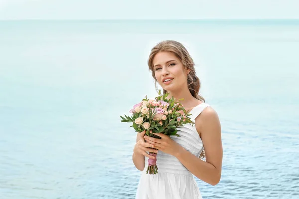 Joven novia en vestido blanco — Foto de Stock