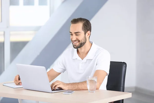 Pria yang menarik dengan laptop — Stok Foto