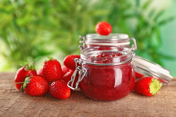 Jar of homemade jam and fresh strawberries — Stock Photo, Image