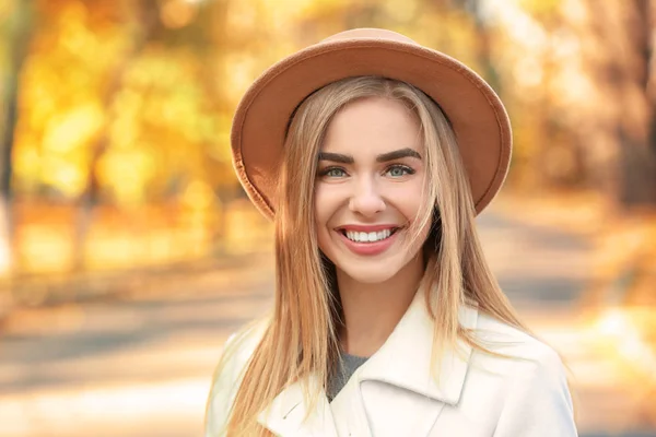 Schöne lächelnde Frau im Park — Stockfoto