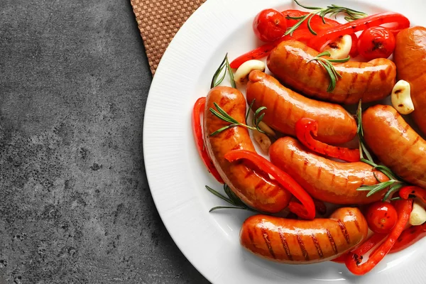 Grilled sausages served with garlic and pepper — Stock Photo, Image