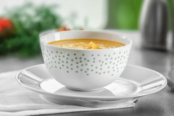 Mangkuk lentil buatan sendiri kreme sup di atas meja, closeup — Stok Foto
