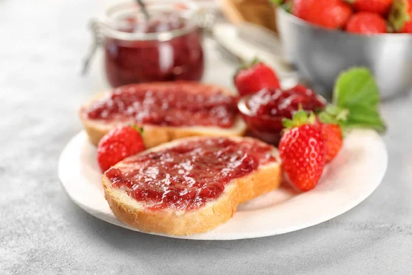 Pieces of bread and strawberry jam — Stock Photo, Image
