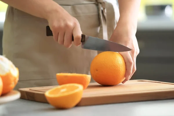 Mujer corte naranja — Foto de Stock